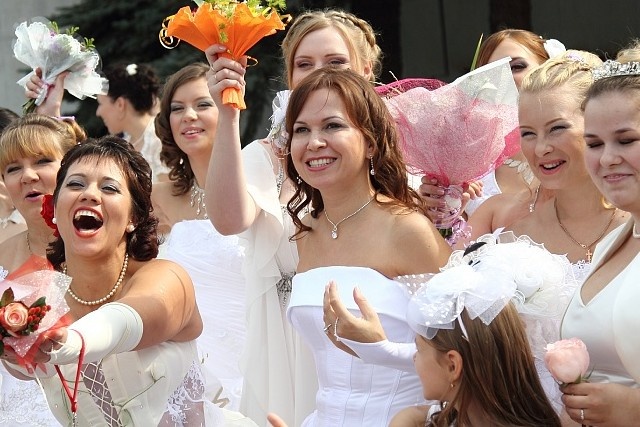 свадьба после 45. замуж в 50 лет. жених и невеста немолодые. брак со стариком. на 1 фотографии большинство девушек.