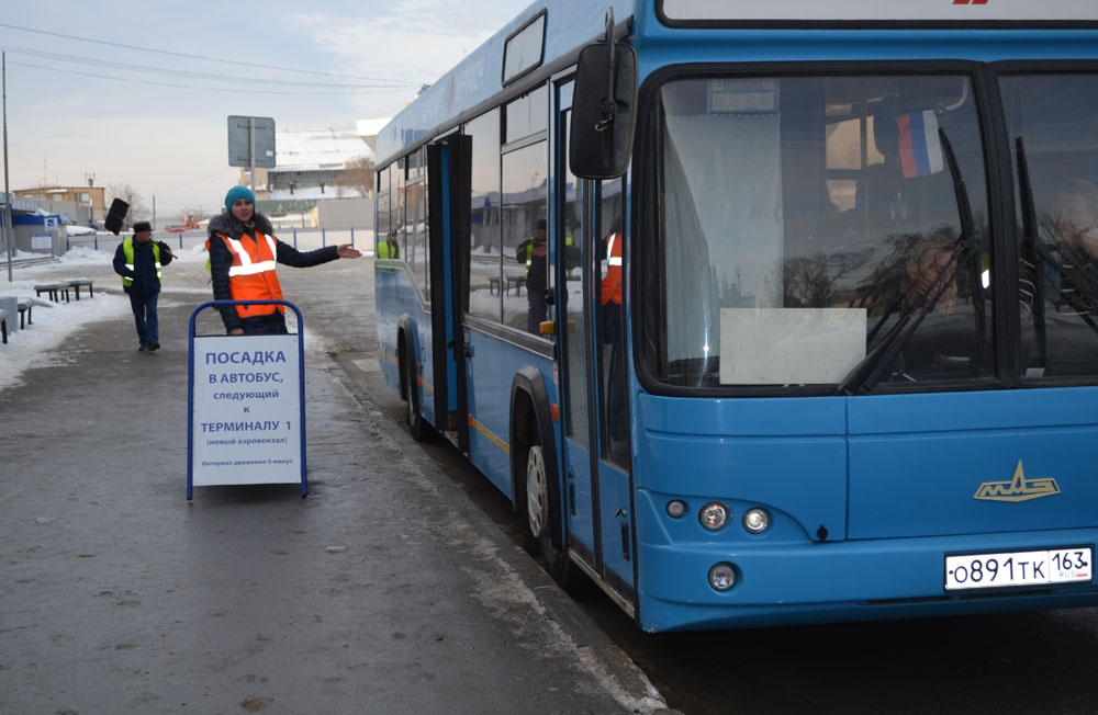 Пункт пересадки. Посадка в автобус. Посадка пассажиров в автобус. Автобус "аэропорт". Автобусы на Курумоч аэропорт.