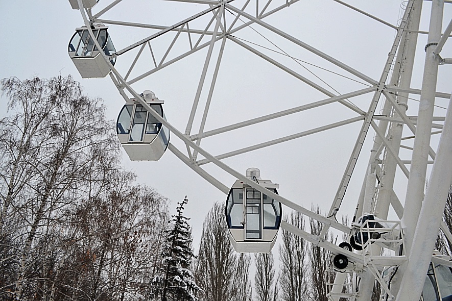 колесо обозрения челябинск парк гагарина. колесо обозрения в самаре в парке гагарина самара. колесо обозрения в парке гагарина челябинск. парк гагарина колесо обозрения. парк гагарина челябинск аттракционы.